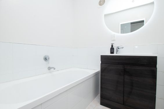 Superior Queen Room bath